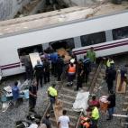 Vecinos de Angrois y policías tratan de sacar a las víctimas del interior del tren