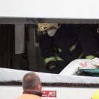 Un bombero inspecciona el interior del tren