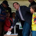 Colombian presidential candidate Gustavo Petro casts his vote next to his daughter at a polling station in Bogota during presidential elections in Colombia on May 27, 2018. (Photo by Raul ARBOLEDA / AFP)        (Photo credit should read RAUL ARB...