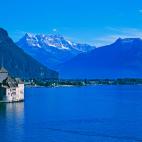 En el lago de Lemán, en medio de los alpes suizos, se levanta esta fortaleza construida en el siglo XIII.