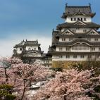 El castillo samurái de Himeji Castle inicio su primitiva construcción en el siglo XI, aunque se fue adaptando y reconstruyendo hasta el siglo XVI.