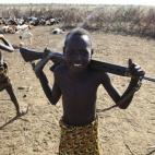 Dos niños de la etnia turkana juegan con rifles en un pueblo del Triángulo de Ilemi.