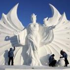 Varios trabajadores pulen una escultura de nieve de cara a la 16ª edición del festival internacional de figuras de nieve y hielo de Harbin (China).