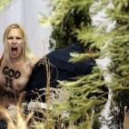Una activista del grupo feminista Femen se ha colado en un belén de la plaza de San Pedro, en el Vaticano, el día de Navidad, y ha cogido al niño Jesús antes de ser detenida por un agente de policía.
