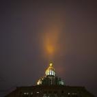 El efecto de las luces del Municipal Building de Manhattan sobre la niebla.