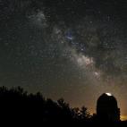 Este observatorio de la Sierra de los Filabres se encuentra a más de 2.000 metros de altura y dispone de todos los equipos para observar los fenómenos del cielo. Al estar tan cerca de la Superluna, no hace falta más que abrir bien los ojos y ...