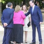 Rajoy y su esposa saludan a Elvira Rodríguez.