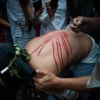 Un devoto católico se flagela la espalda como acto de penitencia en Mabalacat (Filipinas).