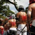 Penitentes se flagelan durante una procesión de Jueves Santo en Mabalacat en la provincia de Pampanga al norte de Manila (Filipinas). Cada año, miles de personas visitan la localidad de San Pedro Cutud donde los penitentes caminan descalzos y ...