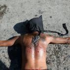 Un penitente, postrado durante la flagelación en Manila (Filipinas).