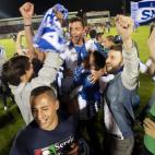 Nada más terminar el partido en Miranda de Ebro los aficionados del Leganés que habían viajado con el equipo saltaron al campo para celebrar el ascenso con sus jugadores.