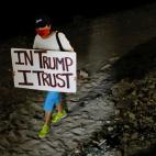 Un seguidor del expresidente muestra un cartel que reza: "En Trump yo confío".