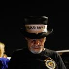Un hombre porta un sombrero con el nombre de la organización ultraderechista Proud Boys, a la que Trump guarda simpatía.