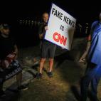 Un hombre protesta contra la cadena de televisión CNN, medio que reveló que supuestamente se habrían tratado de destruir documentos en un inodoro.