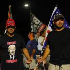 Seguidores de Trump, uno de ellos con una camiseta que retrata a Joe Biden como un dictador.