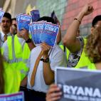 Trabajadores de Ryanair protestan contra la compañía.