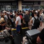 Pasajeros afectados por la huelga de trabajadores de Ryanair.