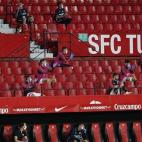 Banquillo del Sevilla: casi todos los jugadores, en las gradas