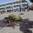 Manchas de sangre en la entrada de la escuela atacada.