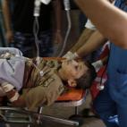 Un niño palestino herido en el ataque israelí entra en camilla al hospital Al-Shifa.