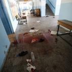 El suelo de uno de los pasillos de la escuela de la ONU, lleno de sangre y material de primeros auxilios.