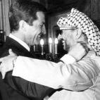 Adolfo Suárez recibe en La Moncloa al histórico líder palestino Yaser Arafat en 1979.
