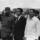 Suárez visita La Habana en septiembre de 1978 y se reúne con los hermanos Castro, Fidel y Raúl (entonces ministro de las Fuerzas Armadas). En la foto rinden homenaje al himno de Cuba. Suárez y Fidel Castro tuvieron siempre una relación cord...