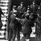 El 23 de febrero de 1981 Suárez, presidente en funciones, se enfrenta al teniente coronel Antonio Tejero durante el intento de golpe de Estado en el Congreso. Fue uno de los pocos que no se escondió bajo su escaño. Le espeta: "¡Explique qué...