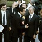 El expresidente Adolfo Suárez (1976-1981) recibe en Madrid al expresidente estadounidense Jimmy Carter (1977-1981). Ambos ya se habían reunido en dos ocasiones cuando ostentaban sus cargos: el 29 de abril de 1977 (en Madrid) y el 14 de enero d...