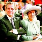 Fotografía tomada el 18 de marzo de 1995, del expresidente del Gobierno Adolfo Suárez y su esposa, Amparo Illana.