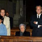 Familiares y amigos acuden al funeral de la mujer de Adolfo Suárez, Amparo Illana, que falleció el 17 de mayo de 2001. En la imagen, la hija de ambos, Marián Suárez Illana.