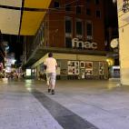 El emblemático edificio de la FNAC en la calle Preciados fue de los primeros en apagar su iluminación.