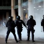 Los agentes de la polic&iacute;a han cargado en El Prat contra los manfiestantes