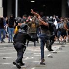 Un agente golpea a un manifestante en Aeropuerto de El Prat