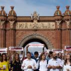 El vicepresidente de Omnium Cultural, Marcel Mauri (3d), se manifiesta ante el&nbsp;Arco&nbsp;de&nbsp;Triunfo, en Barcelona. Esta ha sido una de las numerosas protestas que se est&aacute;n produciendo en la capital catalana contra la sentencia d...