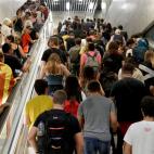 Centenares de personas se han dirigido en metro al Aeropuerto de El&nbsp;Prat&nbsp;tras el anuncio de la plataforma Tsunami Democr&agrave;tic que ha llamado a paralizar la actividad del aeropuerto.