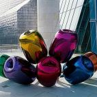 El museo Guggenheim de Bilbao es incondicional de Jeff Koons y por eso acogerá su gran retrospectiva en 2015. Dentro de su colección cuenta con obras como Tulipanes, escultura de acero inoxidable en colores eléctricos que se sitúa en la part...