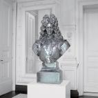 En contraste con los motivos infantiles, se encuentra su obsesión por lo recargado del universo aristocrático Luis XIV. Esta escultura de acero también forma parte de la gran retrospectiva que se prepara en 2014.