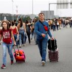 Los pasajeros de El Prat han tenido que llegar a la terminal andando maleta en mano por los accesos por carretera.