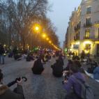 Sentada en la plaza de Neptuno, en Madrid