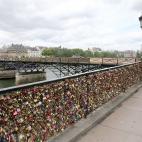 Empleados del ayuntamiento de Paris retira los candados de amor colgados de las barandillas del Puente de las Artes en París, Francia. 