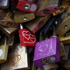 Una fotografía de cerca de los 'candados del amor' que estaban colgados en el Puente de las Artes sobre el río Sena en París, Francia. 