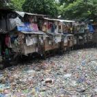 Una hilera de chabolas sobre un mar de basura este viernes, el Día Mundial del Medio Ambiente, en Manila. 
