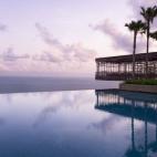 El lujo y la sostenibilidad medioambiental van de la mano en el Alila Villas Uluwatu, en Bali. Construido en una planicie, este hotel se eleva sobre un acantilado y las rocas calizas son lo único que lo separa del océano. El edificio se encuen...