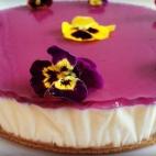 Existen muchas versiones de la tarta de queso, la originalidad en esta ocasión la aportan los caramelos de violeta con las que se elabora la gelatina para recubrirla. En Cookpad tienes el paso a paso.