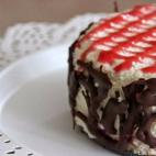 Se trata de una tarta de chocolate blanco, con base de galleta y cubierta de coulis de fresas. Prepararla requiere tiempo: exactamente 90 minutos, aunque el resultado merece la pena.