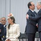 El príncipe Guillermo de Inglaterra conversa con su esposa mientras el presidente francés, François Hollande, saluda a su homólogo alemán, Joachim Gauck.