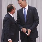 El rey Felipe VI de España conversa con el presidente Hollande mientras participan en el acto celebrado en el Memorial Interaliado de Cointe.