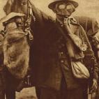 Un soldado británico y su caballo, con máscaras de gas.