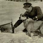 Soldado británico jugando con su perro 'Jack' (Illustrated War News, Vol. 7, Illustrated London News & Sketch)